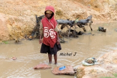 enfant pieds dans l\'eau