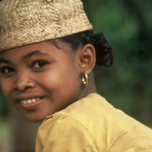 visage femme + chapeau